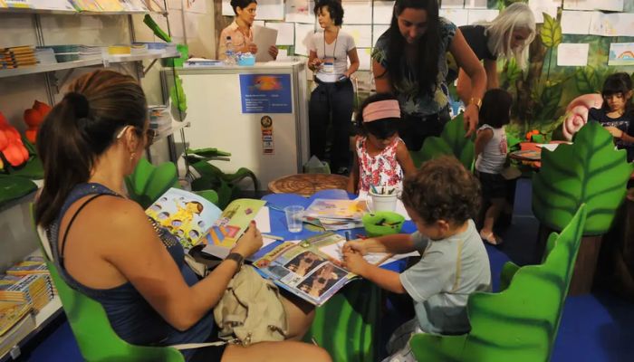  Estudo revela que 53% das famílias raramente leem para criança 